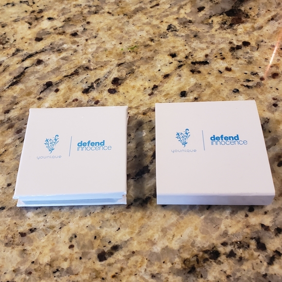 LIMITED Edition Younique Eyeshadow Silver New NWT - Picture 2 of 3